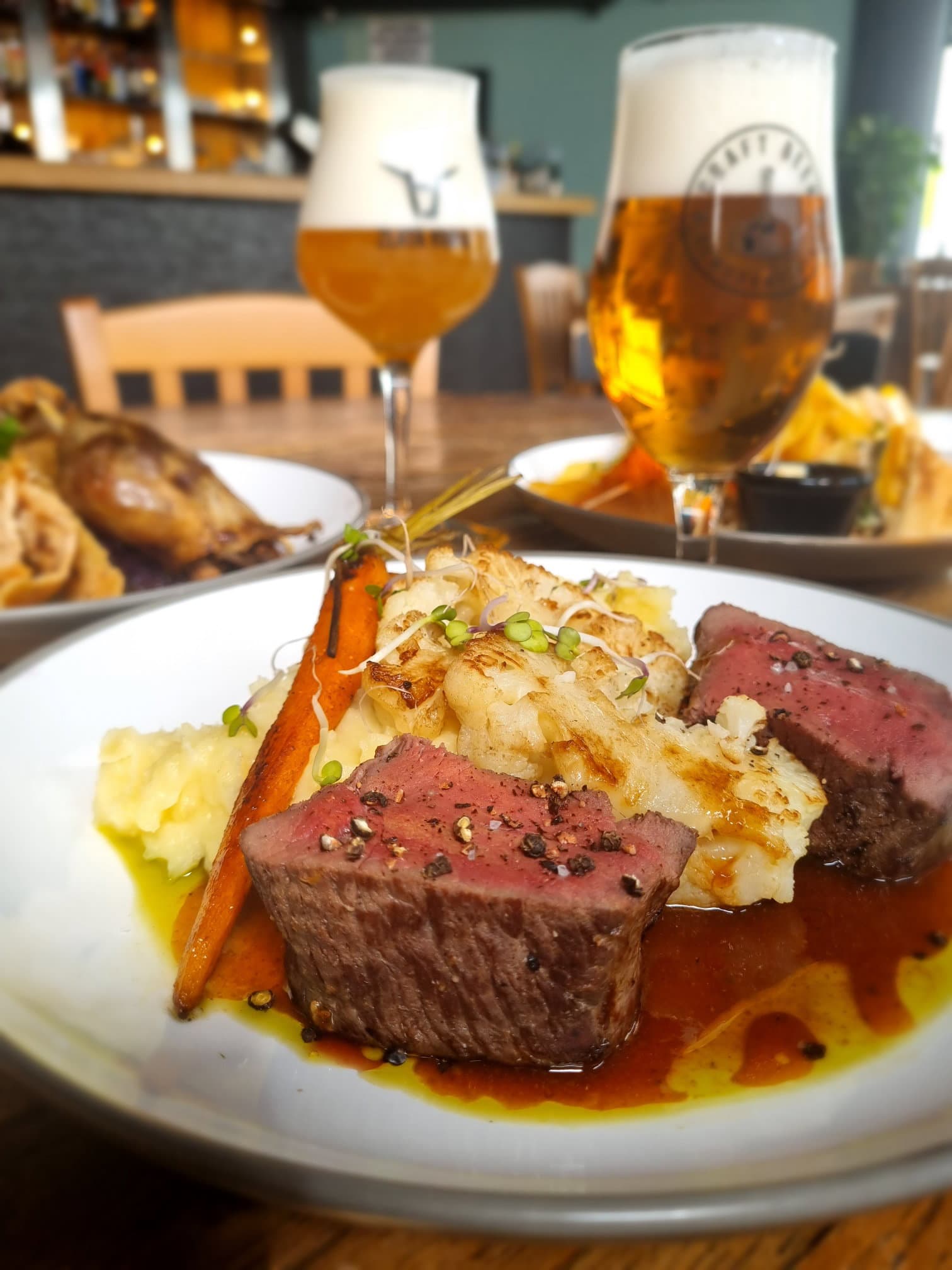 Steak z grilu a čerstvě natočené pivo v restauraci u Petry