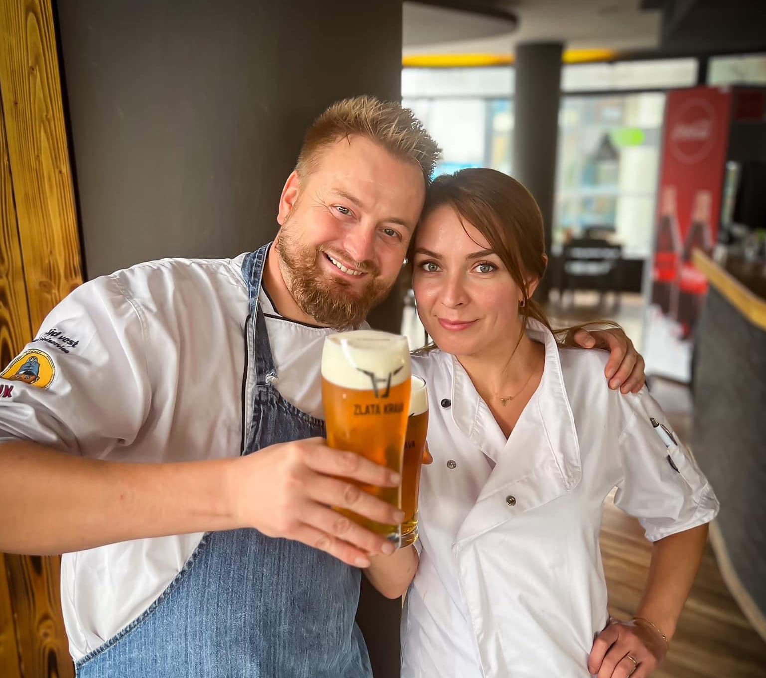 Petra a kuchař u baru restaurace u Petry s pivem Zlatá Kráva